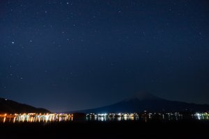 仕事帰りに夜の河口湖で写真撮影